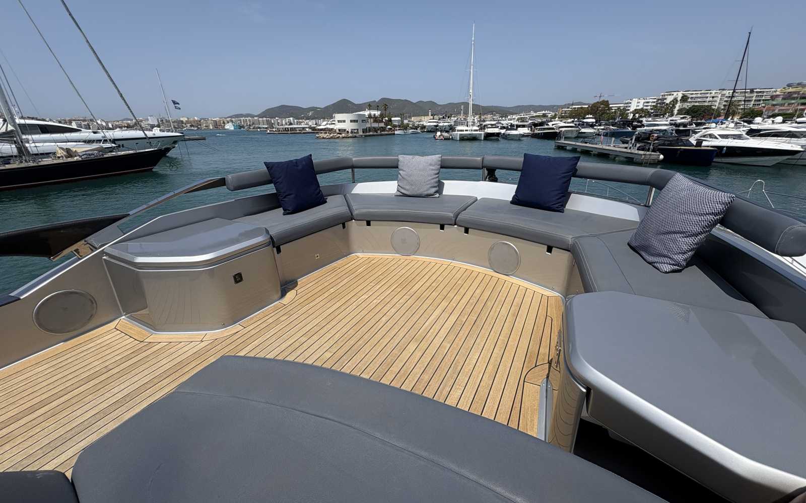 Zona lounge en la cubierta de un yate para grupos