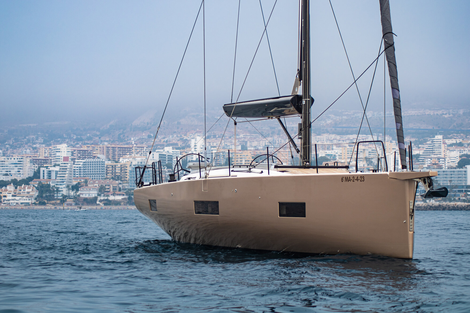 Cubierta del velero Moana, disponible en Ibiza